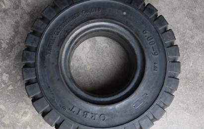 青島叉車(chē)輪胎.jpg 青島叉車(chē)輪胎.jpg